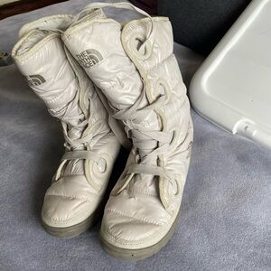 The North face destiny quilted puffer boots woman’s 9